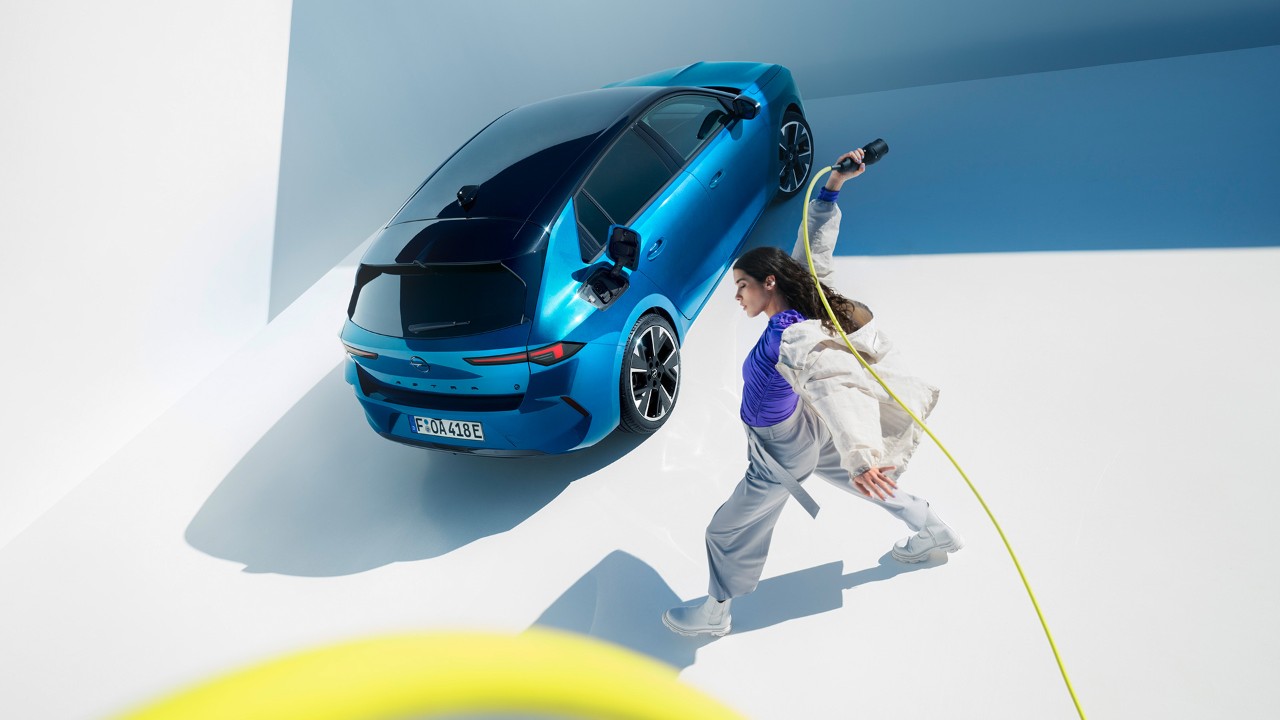 Blå Opel Astra Electric sett ovenfra