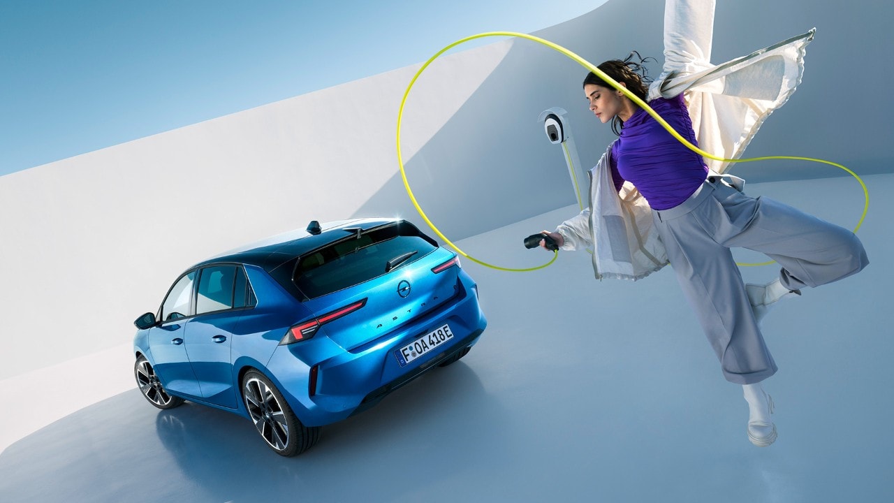 Blå Opel Astra Electric sett bakfra